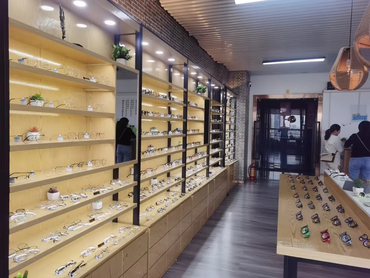 Showroom met brillenmonsters voor zakelijke kopers